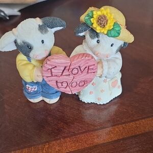 Marys Moo Moos - I Love Moo - Enesco Cow Couple Figurine with Pink Heart